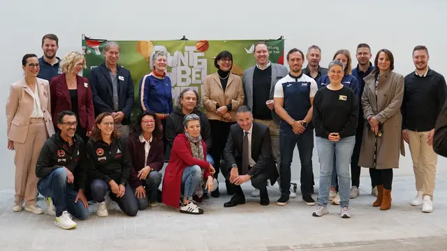 v.l.n.r.:
kniend - Uwe Lauinger (ASC Grünwettersbach), Sandra Lauinger (ASC Grünwettersbach), Walburga Moritz-Gerhardt (Leitung Augartenschule), Jana Hornova (Einrichtungsleiterin Mobile Pflege Fidelitas), Georg Jonczyk (Einrichtungsleiter Wohnen Leben Perspektiven), Marc Sesemann (Sparkassendirektor, Mitglied des Vorstands der Sparkasse Karlsruhe),
stehend - Anja Ulrich (Direktorin Filialvertrieb BBBank), Patrick Kowalsky (PSK LIONS), Mirjam Keßler (Einrichtungsleitung Seniorenzentrum Parkschlössle hsk), Manfred Grich (Einrichtungsleiter Pflege und Wohnen Alte Mälzerei hsk), Martina Edin (Marketing/Fundraising hsk), Dr. Gerda Frank (Rotary Club Karlsruhe-Fächerstadt), Philipp Herz (Gebietsverantwortlicher dm-drogerie markt), Dominic Riedel (Geschäftsführer PSK Sportverein), Klaus Kirchner (Geschäftsführer raumkontakt Werbeagentur), Eva Rühle (Geschäftsführung hsk), Sarah Waldenmeier (DACHSER), Maximilian Weber (DACHSER), Ines Rüger (THOST Projektmanagement), Philipp Geisberger (Geschäftsführer BARMER) | Foto: hsk