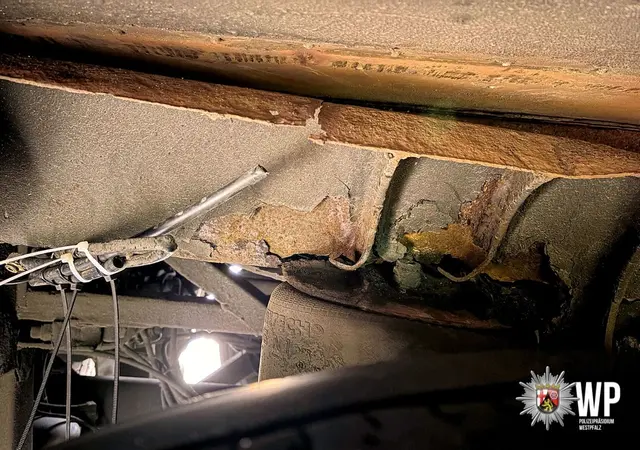 Stark durchgerostete Teile am Unterboden: Der Reisebus wies gravierende Mängel an tragenden Strukturen auf. | Foto: Polizeidirektion Kaiserslautern