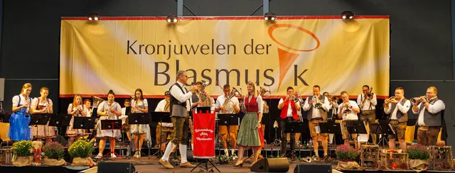 Die "Schaumbergalm Musikanten XXL"  | Foto: Jörg Paul, Musikverein Asweiler-Eitzweiler