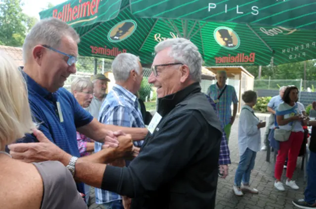 Hubert Stuhlfauth begrüßt seinen damaligen Trainer, Willi Schüller, der die Essinger Jungs zum Erfolg bei der DM 1972 in Berlin führte | Foto: Roger Klenk