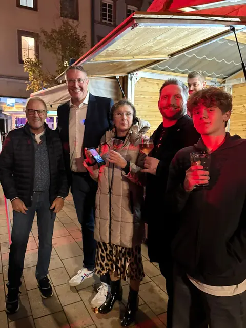 Siegelbachs Ortsvorsteher Robert Gorris. Ministerpräsident Alexander Schweitzer und Presssprecher Frank Pfaff mischten sich auch unter die Leute | Foto: Frank Pfaff