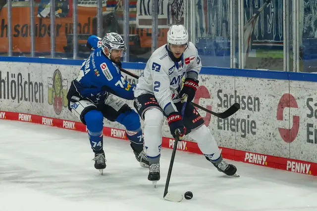 Mannheims Nicolas Mattinen (rechts) und Dresdens Tomas Sykora (links) im Kampf um den Puck.
| Foto: Manig/PIX-Sportfotos