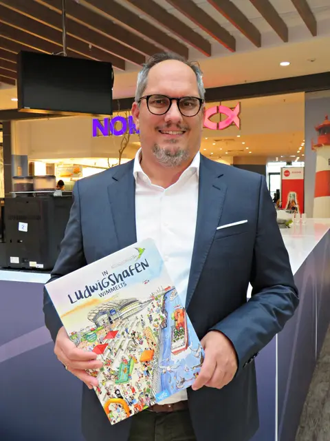 Christoph Keimes mit dem Wimmelbuch | Foto: Brigitte Melder