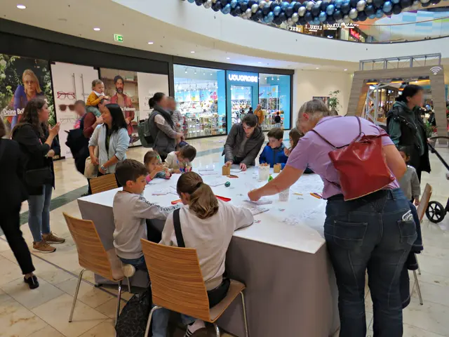 Wimmelkarten zum Ausmalen waren bei den Kindern begehrt | Foto: Brigitte Melder