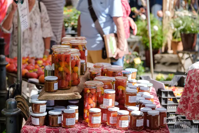 Gutes und Nachhaltiges aus der Region beim deutsch-französischen Biosphären-Bauernmarkt in Maikammer. | Foto: Bernhard Wingerter/Büro für Tourismus Maikammer