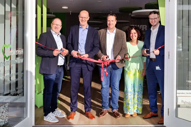 Von links: Franz Röß (Erster Beigeordneter der VG Kirchheimbolanden), Dieter Lagois (Vorstand der EWR AG), Stadtbürgermeister Dr. Marc Muchow, Domenica Rodonò-Troncone (Leiterin der EWR-Kundencenter), sowie Maximilian Bohr (Leiter Vertrieb EWR) eröffnen gemeinsam das neue Kundencenter in Kirchheimbolanden. | Foto: Rudolf Uhrig