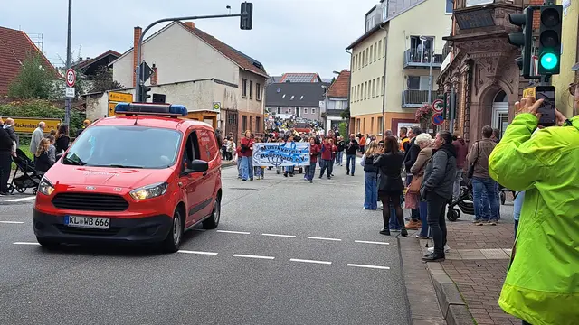 Mit der Feuerwehr führte der Musikverein Rodenbach den Lindwurm an. Direkt dahinter folgte die Straußjugend mit ihrem "Durstlöschzug" und dem Strauß | Foto: Monika Klein