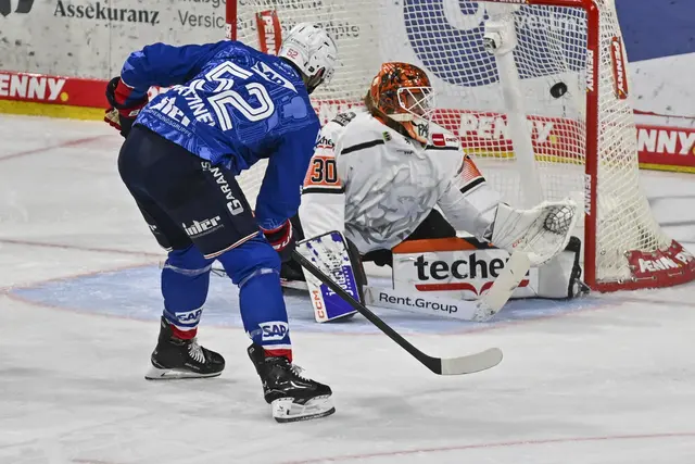 Mannheims Nick Mattinen bei seinem Treffer zum 2:2 gegen Frankfurts Torhüter Mirko Pantkowski. | Foto: Ruffler/PIX-Sportfotos