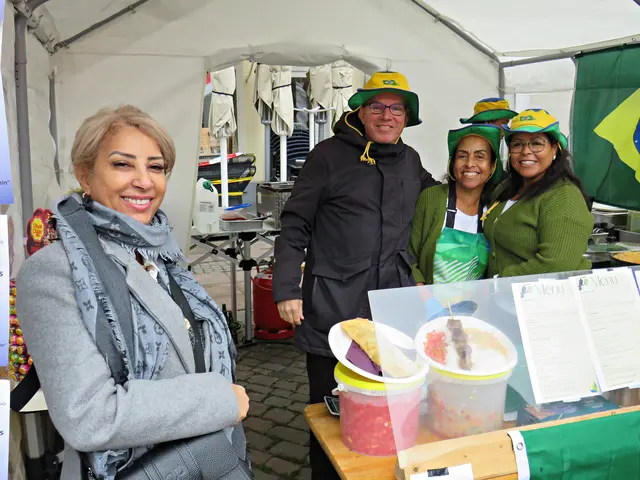 Brasilianische Künstlerin Marcia Eherer am brasilianischen Essstand | Foto: Brigitte Melder