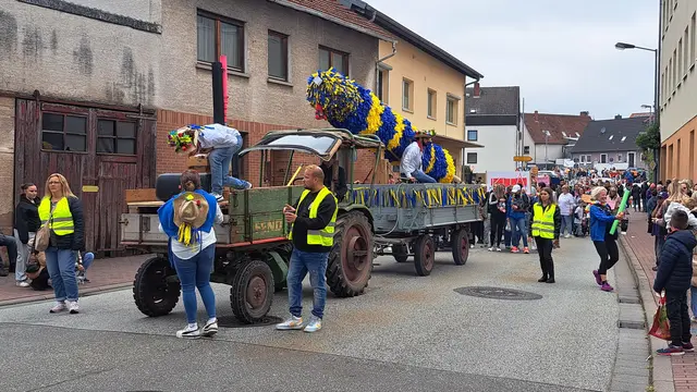 Vorne die Konfettikanone, die immer wieder abgeschossen wurde, dahinter der Strauß in den Wappenfarben | Foto: Monika Klein