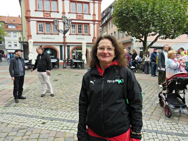 Bewegungsmanagerin Anna Pec-Schmitt seit dem frühen Morgen unterwegs, jetzt beim Auftritt ihres Mannes Bernhard Schmitt | Foto: Brigitte Melder