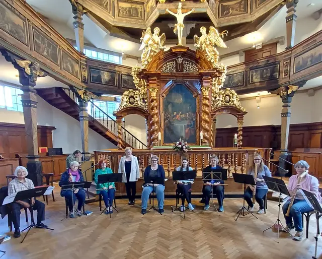 Ein Ausschnitt der 12-köpfigen Flötengruppe mit ihrer Leiterin Katharina Wingerter vor dem imposanten Altar  | Foto: Sylvia Lange-Krieg