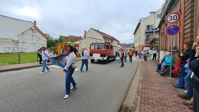 Kerwe Weilerbach: Die Straußjugend war mit ihrem eigenen "Löschfahrzeug" unterwegs | Foto: Monika Klein