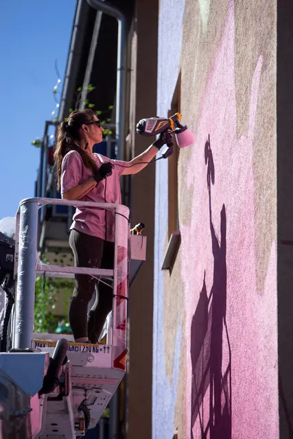 Die australische Künstlerin George Rose verwandelt eine Fassade in H4 in einen neuen Blickfang.
 | Foto: Alexander Krziwanie / STADT.WAND.KUNST