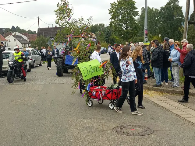 Die Dorfkinder beim Kerweumzug | Foto: Anja Stemler