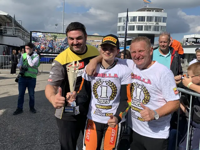 Smilla Göttlich freut sich mit Teamchef Carsten Freudenberg (rechts) | Foto: Michael Sonnick