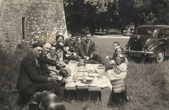 Ein Foto aus der Ausstellung „Die irische Pfälzer Geschichte“ zeigt ein Treffen von Nachkommen der pfälzischen Auswanderer um 1950. | Foto: Austin Bovenizer