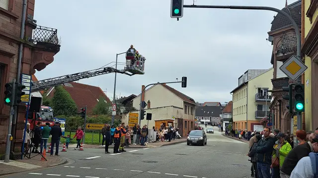 Warten auf den Umzug: Ortsbürgermeister Jochen Kassel stand als Moderator im Korb der Feuerwehrleiter | Foto: Monika Klein