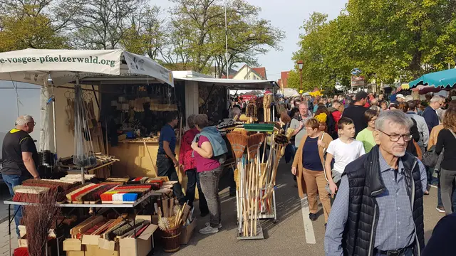 Volle Straßen zum Deutsch-französischen Biosphären-Bauernmarkt in Maikammer. | Foto: Eva Bender
