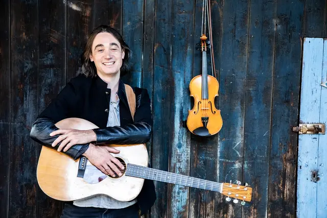 Kommt mit neuen Songs nach Trippstadt: Singer-Songwriter Andrew Cadie | Foto: Gregor Dittmer