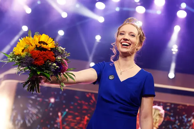 Deutsche Weinkönigin 2025: Gewinnerin Anna Zenz von der Mosel strahlt vor Glück. | Foto: DWI