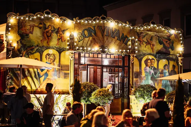 Spiegelpalast ‚Bon Vivant‘ und Mediterraner Garten: Bühne für die Vielfalt und Innovationskraft der Pfälzer Jungwinzer. | Foto: BK-Productions