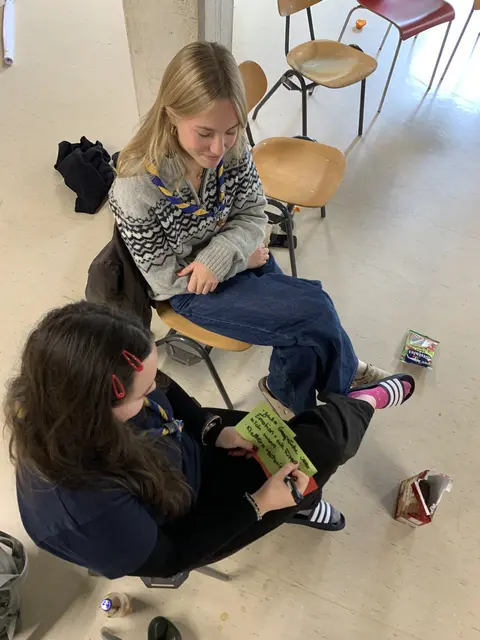 Austausch im Team | Foto: Peter Krietekeyer