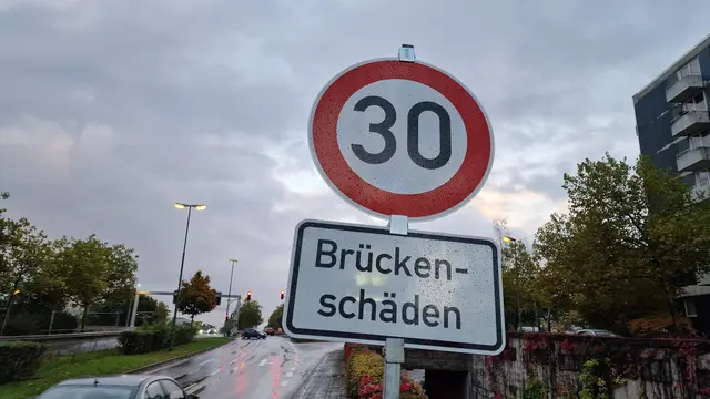 Während den Herbstferien werden an der Brücke über die Bahnlinie in der Pariser Straße (Ecke Rauschenweg) weitere Untersuchungen durchgeführt | Foto: Ralf Vester