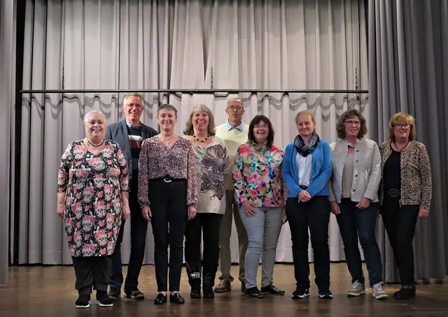 Die ausstellenden Künstlerinnen und Künstler mit Frau Regenauer | Foto: Brigitte Melder