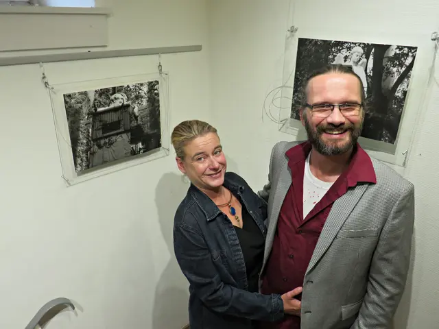 Künstlerehepaar vor den Schwarz-Weiß-Fotografien | Foto: Brigitte Melder