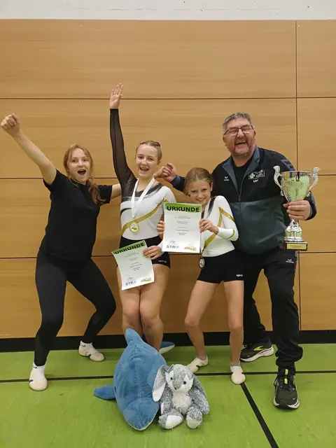 (v.l.n.r.):  Michèle Vendt, Michelle Mohr, Nora-Marlene Horbach, und Uwe Oster | Foto: Mohr