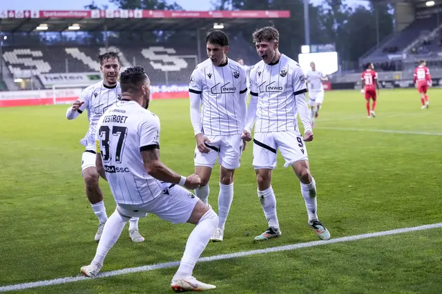 Die Mannschaft des SV Sandhausen bejubelt die Führung im Heimspiel gegen die Offenbacher Kickers | Foto: SVS/foto2press