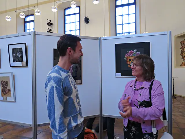 Auch die kunstinteressierte Brigitte Domke besuchte die Ausstellung | Foto: Brigitte Melder