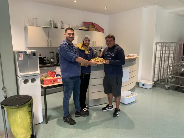 Ein Mitglied des Stammes Kurpfalz hat 25. Geburtstag, unser Adrian (Bild rechts). Er bekommt eine Lewwerworschd-Torte von Markus Himmerlich und Louis Splittgerber überreicht (v.l.n.r.). | Foto: Peter Krietemeyer