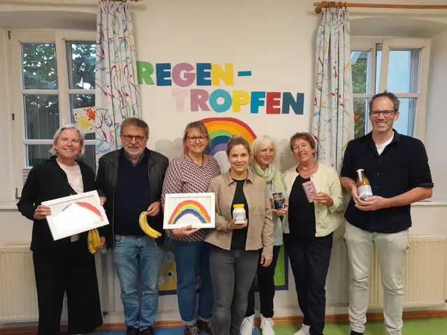 v.l.n.r. Annette Stierl (Stadtverwaltung Bad Dürkheim), Heinrich Strebelow (Weltladen Bad Dürkheim), Sozialdezernentin Angela Strobel, Nora Wahl (stellvertretende Leiterin der Kita Regenbogen), Cornelia Rieger (Weltladen Bad Dürkheim), Melitta Knipser (Weltladen Bad Dürkheim) und Moritz Knipser (Leprima) | Foto: Kita Regenbogen