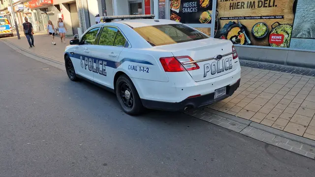 Nach einer Blutentnahme und dem Abschluss der polizeilichen Maßnahmen wurde die Frau der US-Militärpolizei übergeben | Foto: Ralf Vester