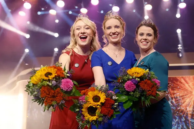 Neue Weinmajestäten: Anna Zenz (Mitte) von der Mosel trägt als 77. Deutsche Weinkönigin die Krone. An ihrer Seite: Emma Meinhardt aus Saale-Unstrut (links) und Katja Simon von der Hessischen Bergstraße (rechts) als Deutsche Weinprinzessinnen. Gemeinsam vertreten sie ein Jahr lang den Deutschen Wein im In- und Ausland. | Foto: DWI