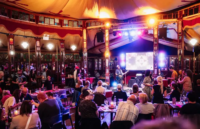 Die Jungwinzer-Matinée im Rahmen des w.i.n.e.FESTivals bringt kreative Pfälzer Weine in den Spiegelpalast auf den Hetzelplatz. | Foto: Benjamin Klose
