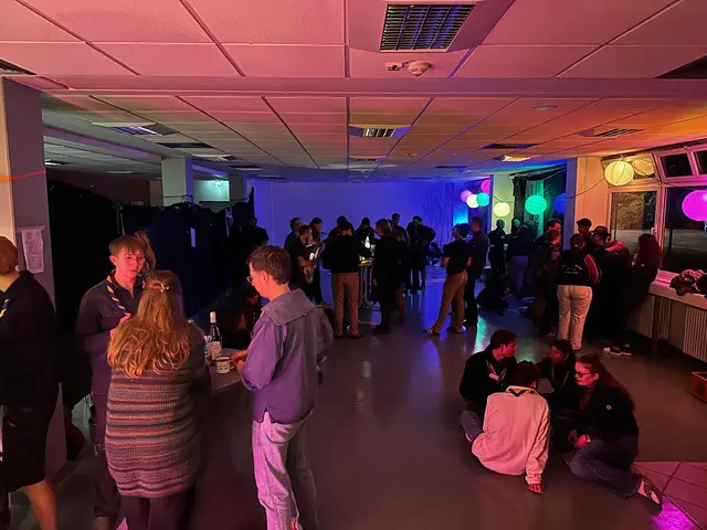 Die illuminierte Mensa für die Singerunden | Foto: Markus Himmerlich