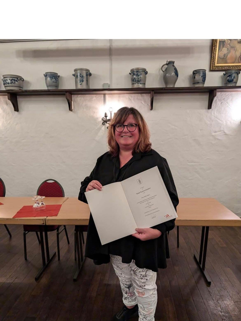 Heike Spies stolz mit ihrer Ernennungsurkunde  | Foto: Heike Spies