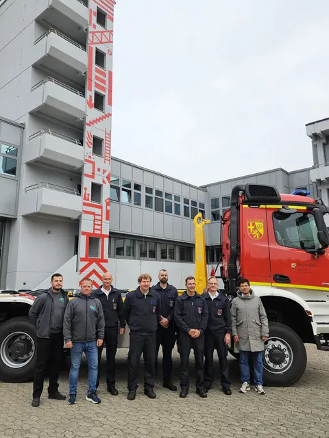 Beigeordneter Manuel Steinbrenner (rechts.), Jürgen-Heinrich Mayer als stellvertretender Leiter des Referats Feuerwehr (Zweiter von rechts), Rüdiger Seifts als Abteilungsleiter Technik bei der Feuerwehr (Dritter von links) mit seinen Kollegen von der Technikabteilung sowie Vertreter der F&amp;B Nutzfahrzeug-Technik GmbH (links) freuen sich über das neue Wechselladerfahrzeug | Foto: Stadt Kaiserslautern/gratis