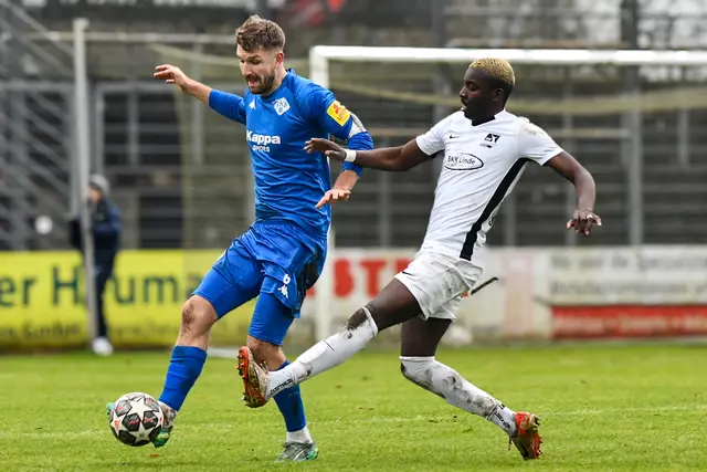 Neuzugang Eliakim Kukanda (rechts) im Zweikampf mit FKP-Kapitän Yannick Grieß. | Foto: Erik Stegner