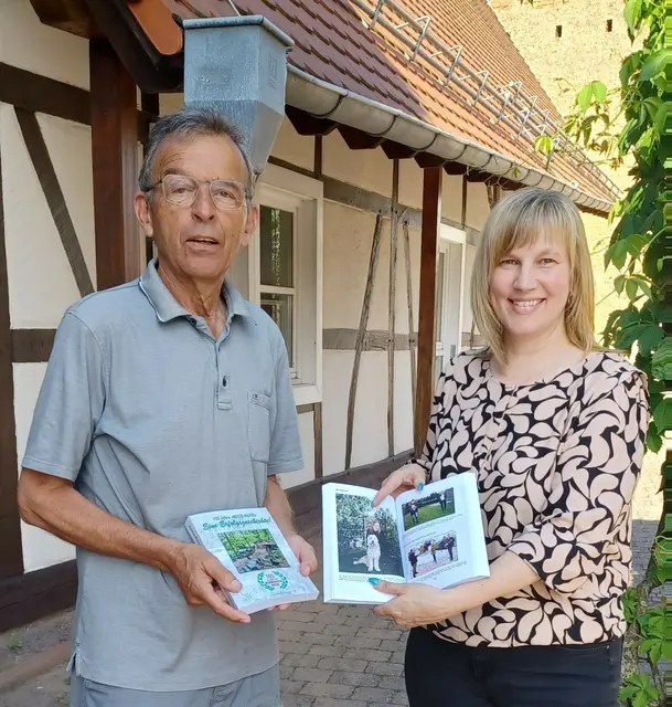Die "Leitungspatin" zur Nello - Hütte, Carmen Gieselmann erwarb eines der ersten Exemplare des interessanten Buch über eine absolute Erfolgsgeschichte! | Foto: Rudi Birkmeyer