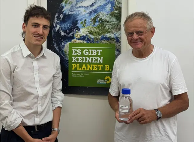 BUND und Professor Armin Grau haben eine Wasserprobe im Büro des Wahlkreisabgeordneten genommen | Foto: Sabine Laubner-Draheim