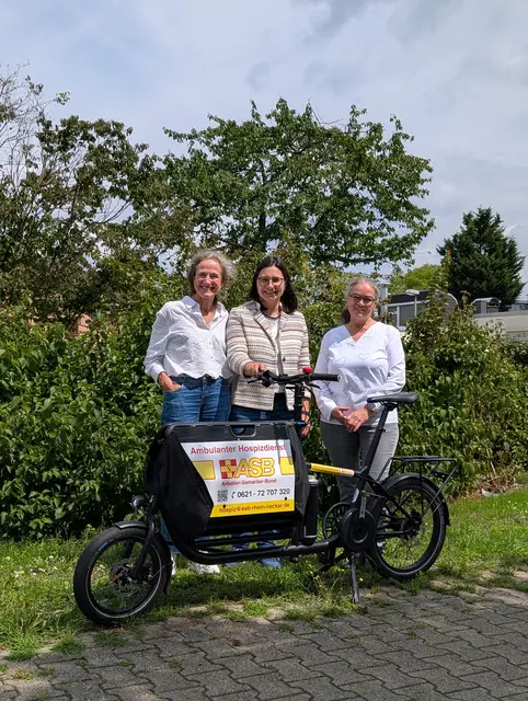 Bild mit Lastenrad „Muli“: Christiane Pröllochs, Koordinatorin des ambulanten Hospizdienstes des ASB Mannheim/Rhein-Neckar, Meike Leupold, stellvertretende Stiftungsleitung der Dietmar Hopp Stiftung, Doris Detering, Koordinatorin des ambulanten Hospizdienstes des ASB Mannheim/Rhein-Neckar | Foto: ASB Mannheim/Rhein-Neckar