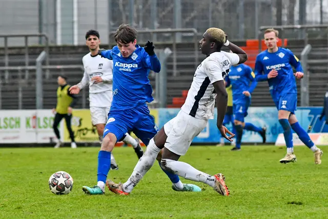 Eliakim Kukanda (rechts) im Zweikampf mit Marc Ehrhart. Der Neuzugang könnte am Mittwochabend gegen den SV Auersmacher erstmals für den FKP auflaufen. | Foto: Erik Stegner