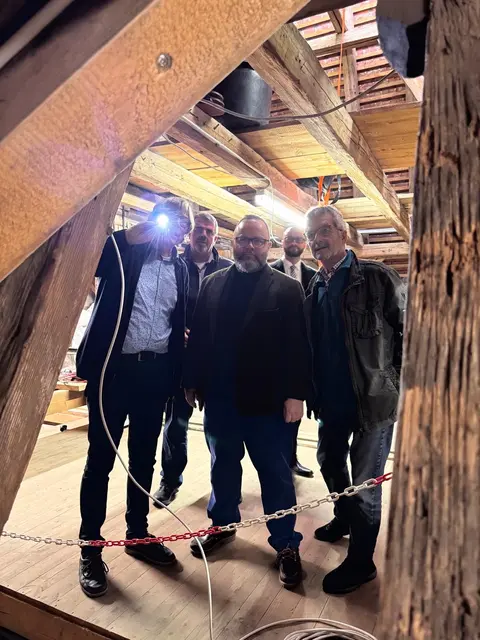 FDP-Landtagsabgeordneter Dr. Christian Jung besuchte zusammen mit Bürgermeister Lukas Lang und Altbürgermeister Manfred Will die evangelische Kirche „St. Vitus und Modestus“ in Eggenstein und informierte sich über die Sanierungsarbeiten. | Foto: Andreas Scheurig