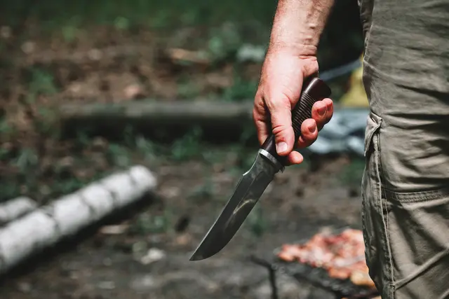 Zum Zeitpunkt der Festnahme führte der Mann keine Messer mehr bei sich. Diese konnten später im Umfeld einer Bankfiliale aufgefunden und von den Einsatzkräften sichergestellt werden. (Symbolfoto) | Foto: AdobeStock_444944193