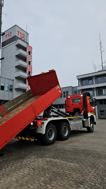 Hier zieht das neue Fahrzeug einen Abrollcontainer auf | Foto: Stadt Kaiserslautern/gratis