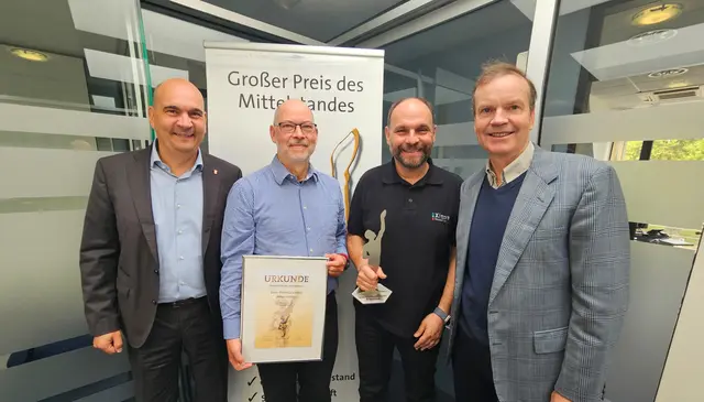 In den Räumen der WFK: Geschäftsführer Jürgen Bartschke und Thorsten Bauer (Mitte)zeigen Bürgermeister Manfred Schulz (links) und WFK-Geschäftsführer Philip Pongratz ihren Preis samt Urkunde

 | Foto: Stadt Kaiserslautern/gratis
